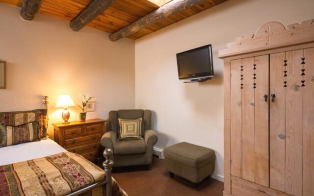 Old Santa Fe Trail - Walk Everywhere, Kiva Fireplace, Amazing Natural Light