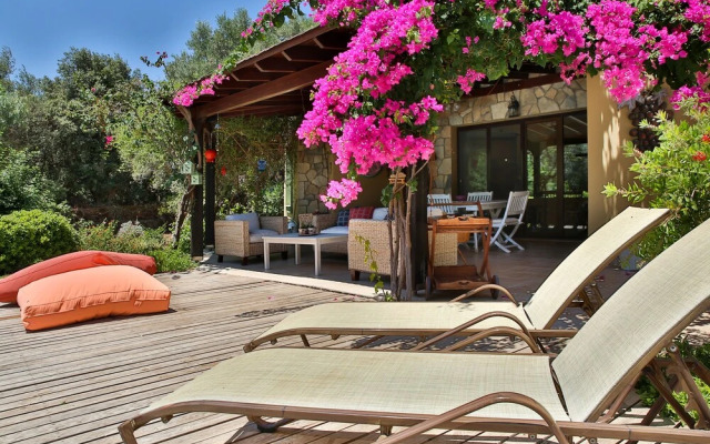Important Group Villa Costa