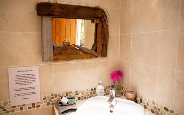 Cosy Cottage ground floor bedroom ensuite with private entrance