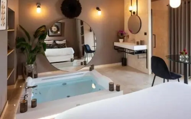Aix chambre romantique, VRAI JACCUZZI 2 PERSONNES