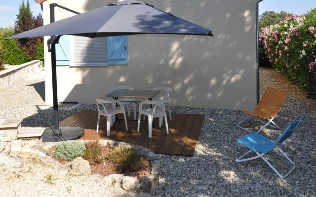 Nice Holiday Home With Private Terrace, Arpaillargues-et-aureillac