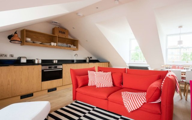 The Lansdowne Crescent - Bright 3bdr Top Floor Apartment in Notting Hill