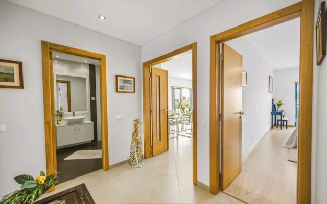 Exquisite Penthouse Apartment w Large Terrace Pool & Parking