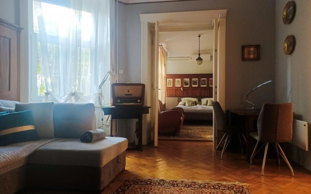 Modern Lux Parkside Apartment- Garden View