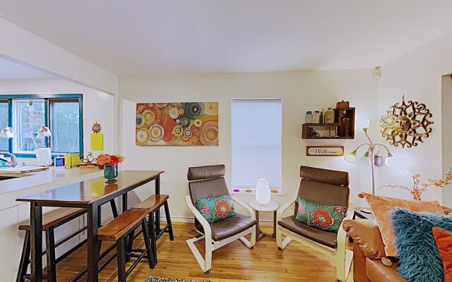 Hip 2BR Austin Bungalow by RedAwning