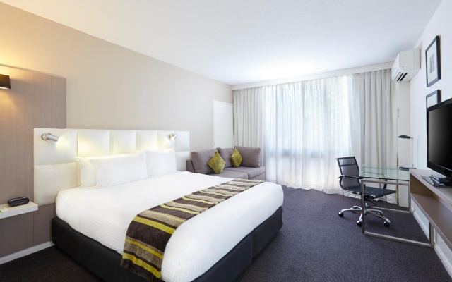 Holiday Inn Warwick Farm by IHG – Guest Rooms – Sydney