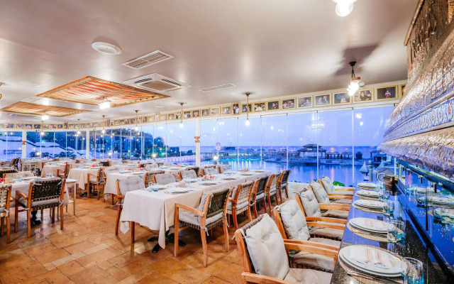 Cratos Premium Hotel & Casino