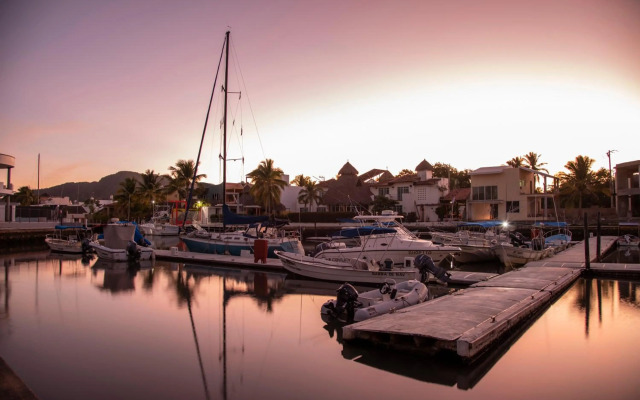 Cabo Blanco Hotel & Marina