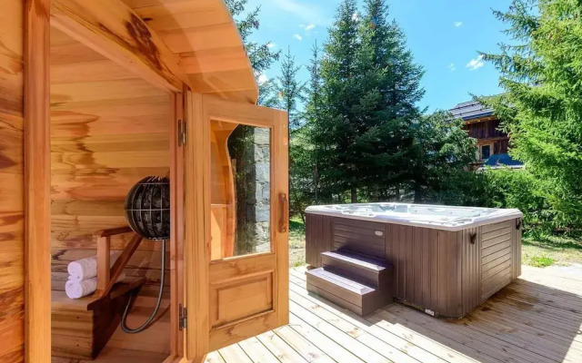 Large Chalet With Barrel Sauna and Whirlpool