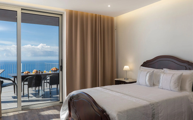 Modern cliff-top villa, panoramic sea-views, A/C, heated pool | Cliffscape
