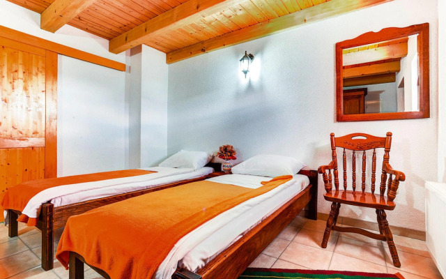 Holiday house Jucinovi Dvori, Starigrad Paklenica with pool