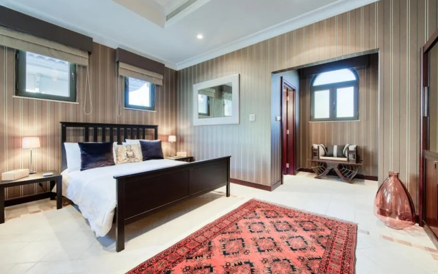 Glamourous Beachfront Villa on The Palm w Pool