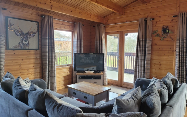 Immaculate 2-bed Lodge Next To Lake
