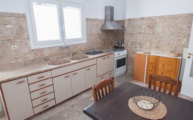 Spacious New apt w View in Agia Varvara