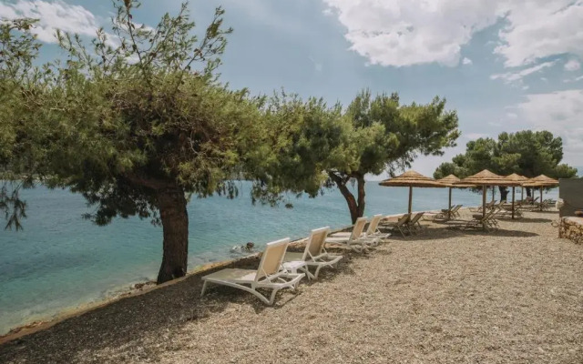 Trizonia Bay Hotel