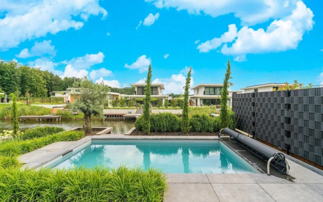 Beautiful Water Villa Near Harderwijk