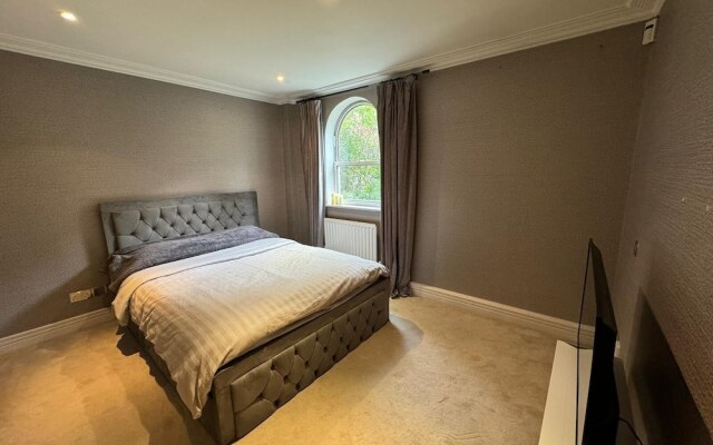 Luxury Apartment In London - Pool Spa & Gym