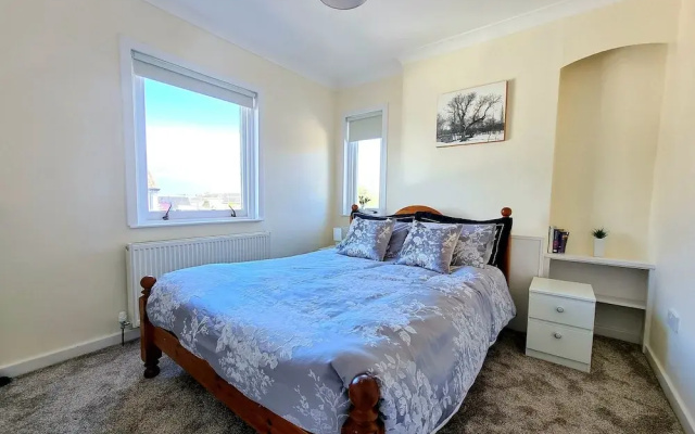 Bright 4 Bed Family Home by the Canal