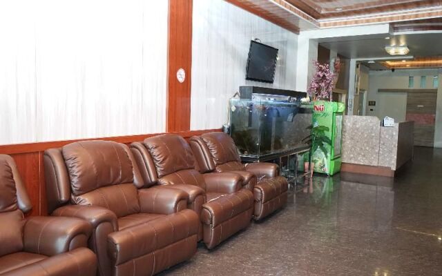 OYO 633 Ren'z Hotel