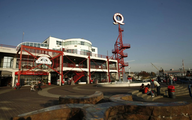 Lonsdale Quay Hotel