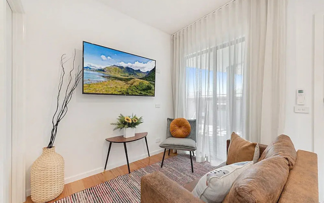 Gorgeous 3-bed House With Spacious Shared Backyard