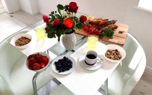 "Shine"Apartment-right on the Main Square 2BDR New Historic Property