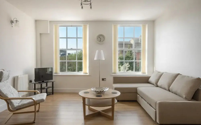Luxurious 2 Bed Apartment in Central Bedford