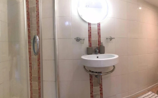 Lovely 3 Bedroom Holiday Home With Free Parking