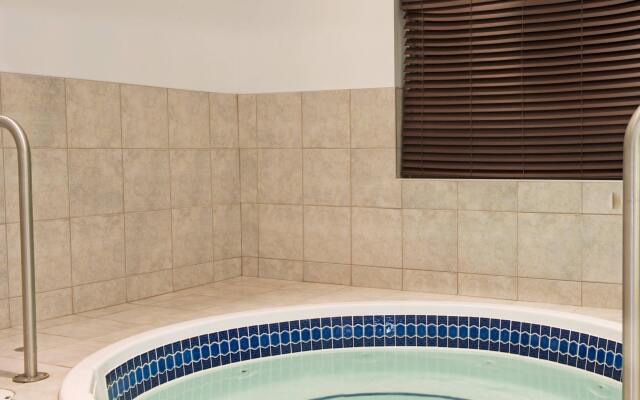 Holiday Inn Express Hotel & Suites - Slave Lake