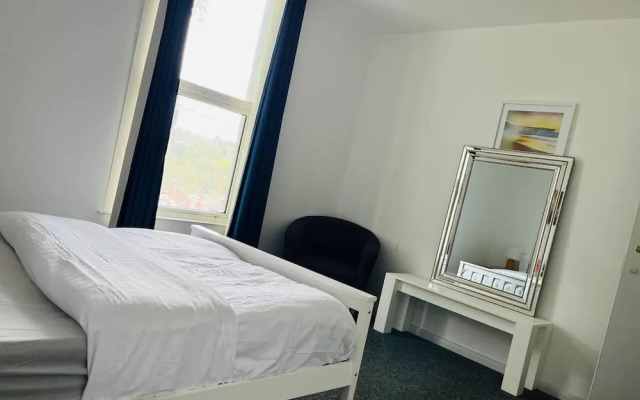 Stunning 2-bed House in Chatham