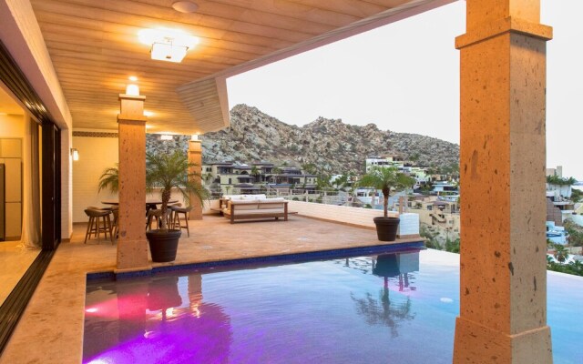 Great Cabo Location for Large Group at Villa Jade de Law