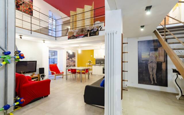 JOIVY Stylish Open-Plan Flat In Historic Centre
