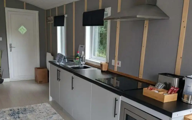 Tranquil Cabin Retreat- Sleeps 2, Parking