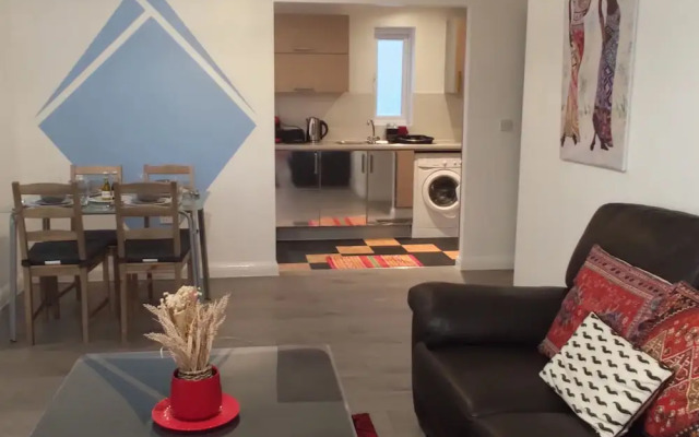 Charming and Stylish 2-bed Apart - London Dagenham