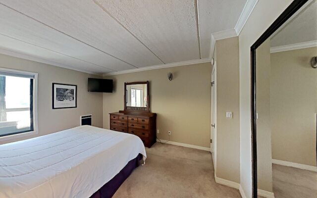 Spacious 3 Bed 3 Bath Condo with 3 Spas and Great View - Just Steps Away from Ski Adventure! by RedAwning