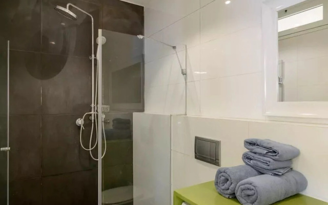 2Rooms Perfect Location  1Min to  Beach