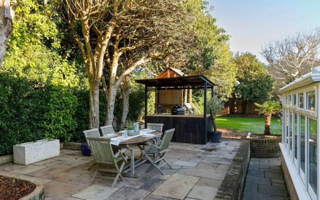 Stylish 4 Bed Home Close to Beach