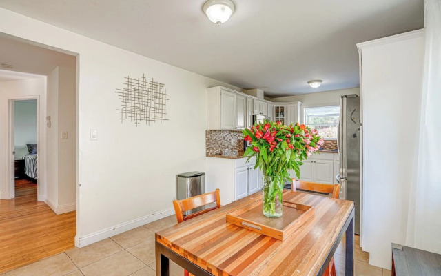 Charming Oakland Home W Fireplace & Deck