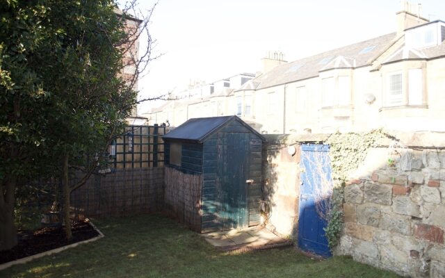 Bright Flat In Edinburgh With Private Garden