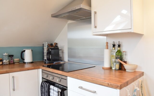 Modern 2 Bedroom Maisonette