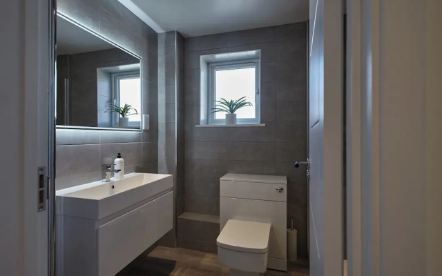 2022 Modern Home In Central Hayle With Parking
