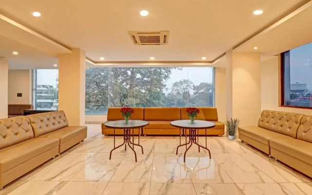 Oyo 703086 Hotel Shri Rooms & Restaurant