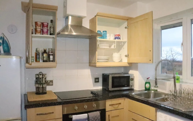 Skyline Haven Modern 2BR w/ Free Parking & 4kTV