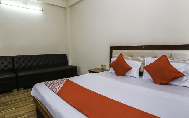 OYO 27825 Hotel Royal