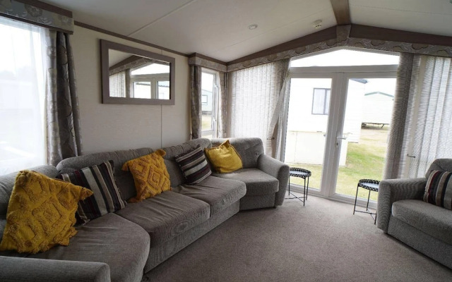 Pets Stay Free 8 Berth lux van Heacham Beach