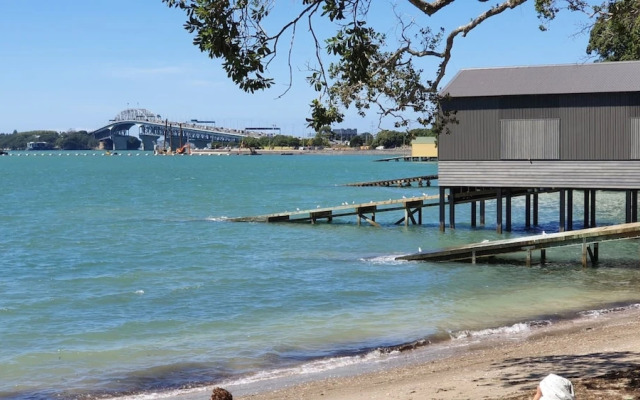 Herne Bay Gem Near Beach - Carpark