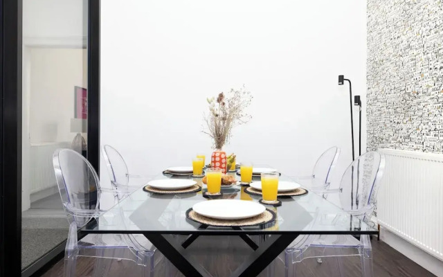 Delightful 3-bed Flat with Parking
