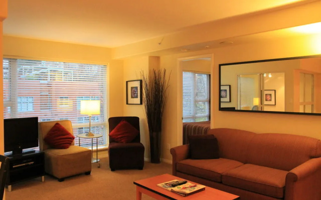 910 Beach Avenue Apartment Hotel