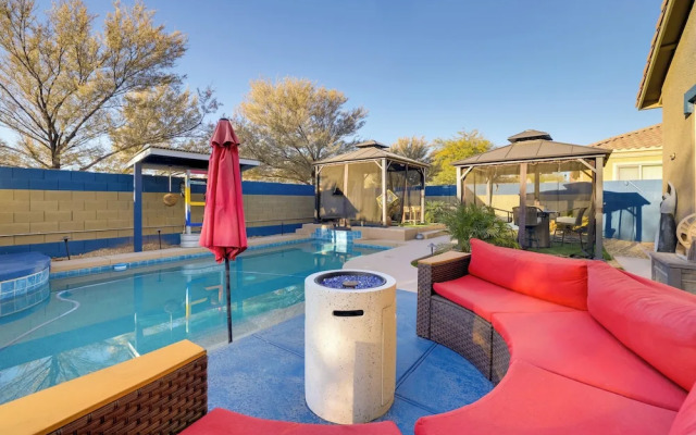 Putting Green & Hot Tub: Goodyear Retreat!