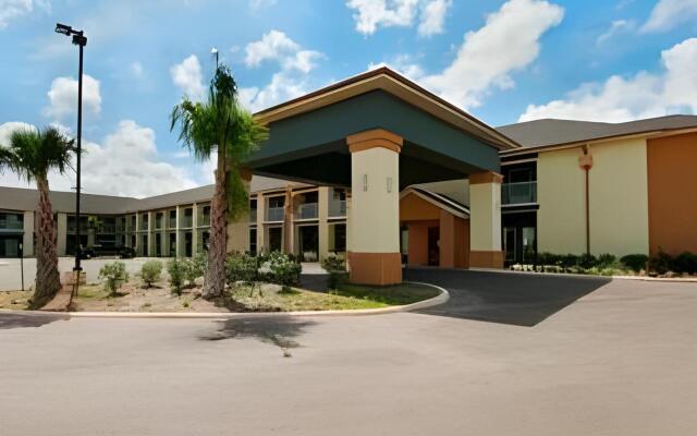 Super 8 by Wyndham Dilley TX